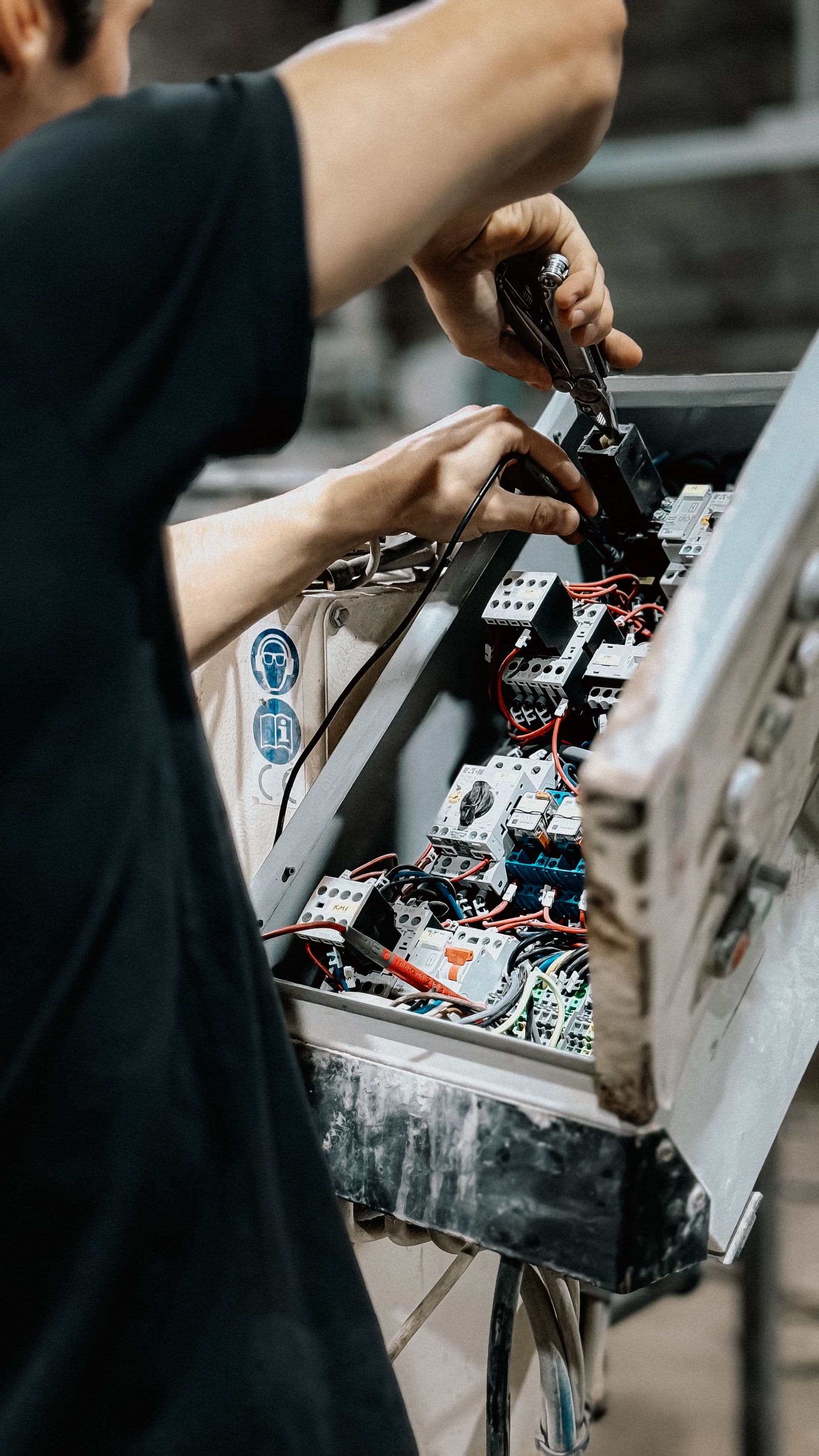 Technicus die een technische installatie bedraadt
